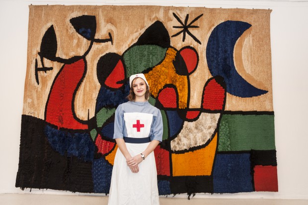 La enfermera Paloma Rossetti, amb l'uniforme de la Creu Roja a la Segona Guerra Mundial, davant el "Tapis de Tarragona". a la exposició de Londres. Publicat al Diari de Tarragona.